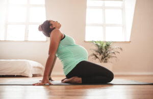 Pregnant woman exercising. 