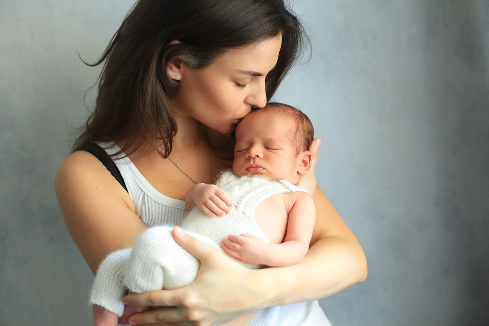 mom kissing baby's head